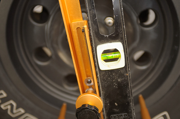 Alignment of the gauge vertically with a spirit level.
