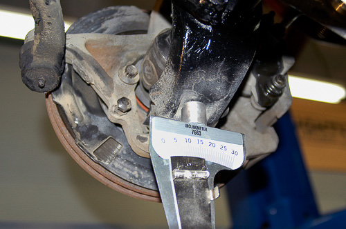 Adjusting camber of front axle while setting lengths of link arms.