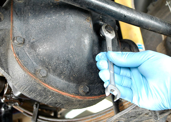 Tighten axle oil plug securely!