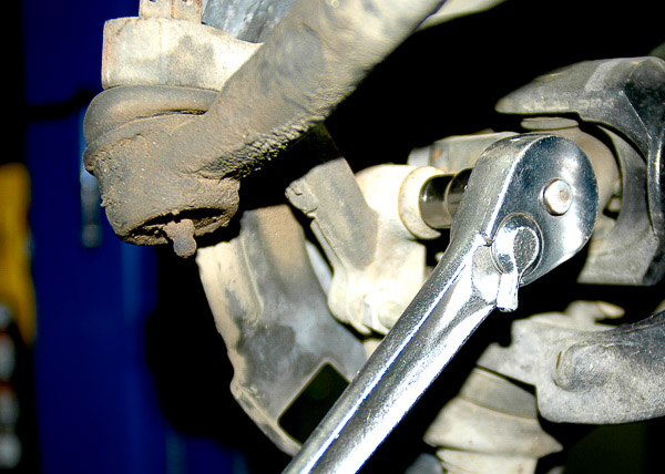 Loosen the hub bolts at the steering knuckle.